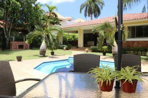 24 Comedor de exterior con parasol